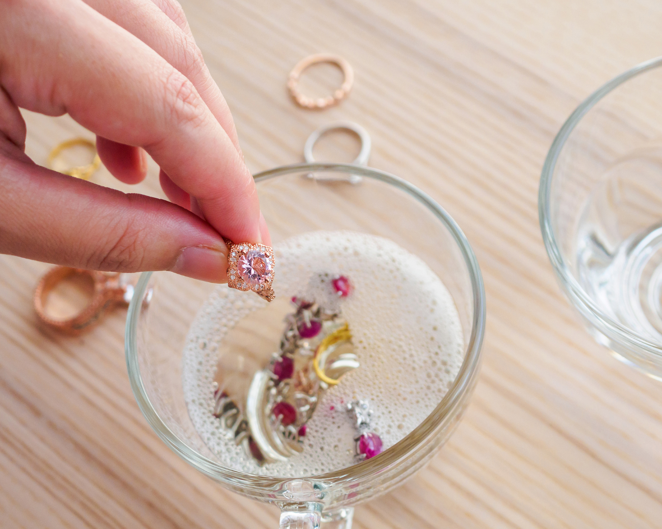 Le guide ultime pour préserver l’éclat de vos bijoux en or et diamants