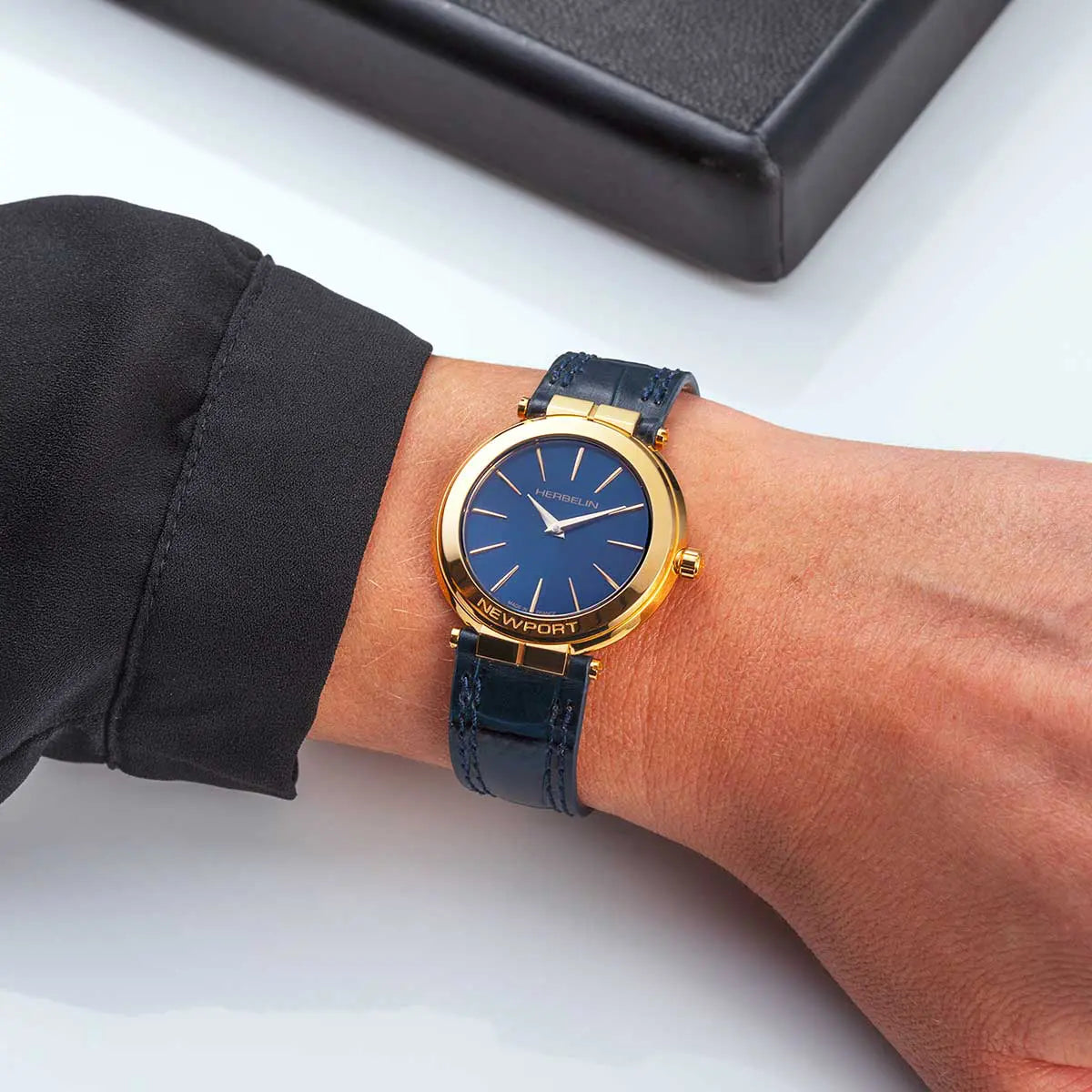 NEWPORT – SLIM – PVD OR JAUNE & CUIR BLEU