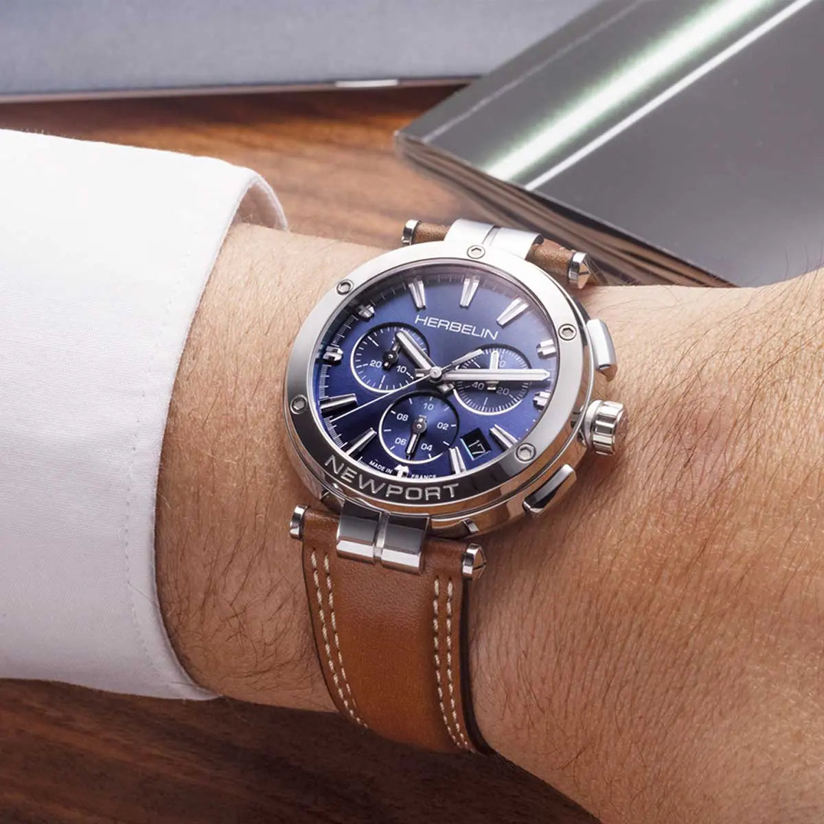 NEWPORT – CHRONOGRAPHE – BLEU & CUIR BRUN